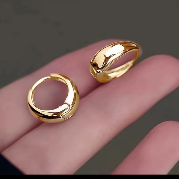 Neiman Marcus Jewelry - 18k Gold Hoop Earrings 1/2”